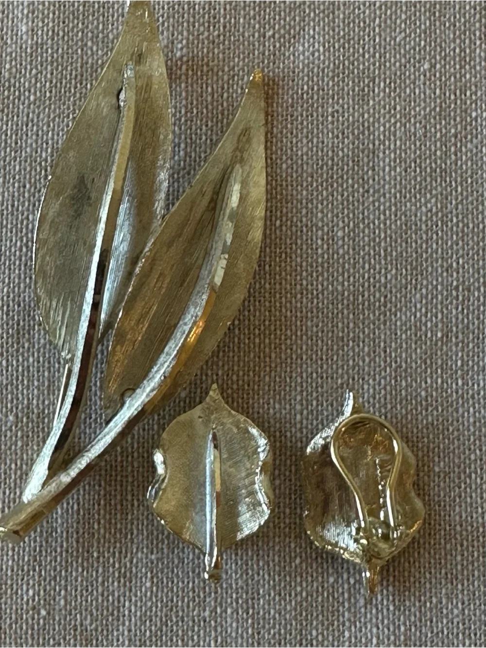 Vintage BSK Gold Tone Leaf Brooch & Clip Earrings Set